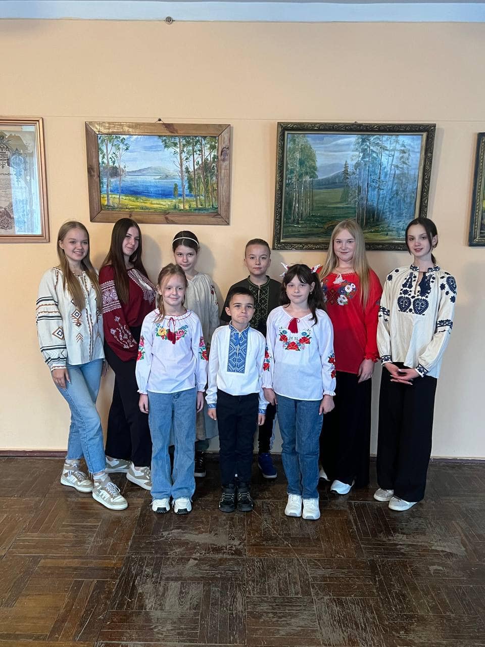 Ein Gruppenbild der Theatergruppe des Theaters "Himmelsgeschenk" in Mykolajiw vor einer Bilderwand. Im Oktober hatten wir einen 12-jährigen Schauspieler des Theaters bei uns zu Gast und konnten das Theater finanziell unterstützen.